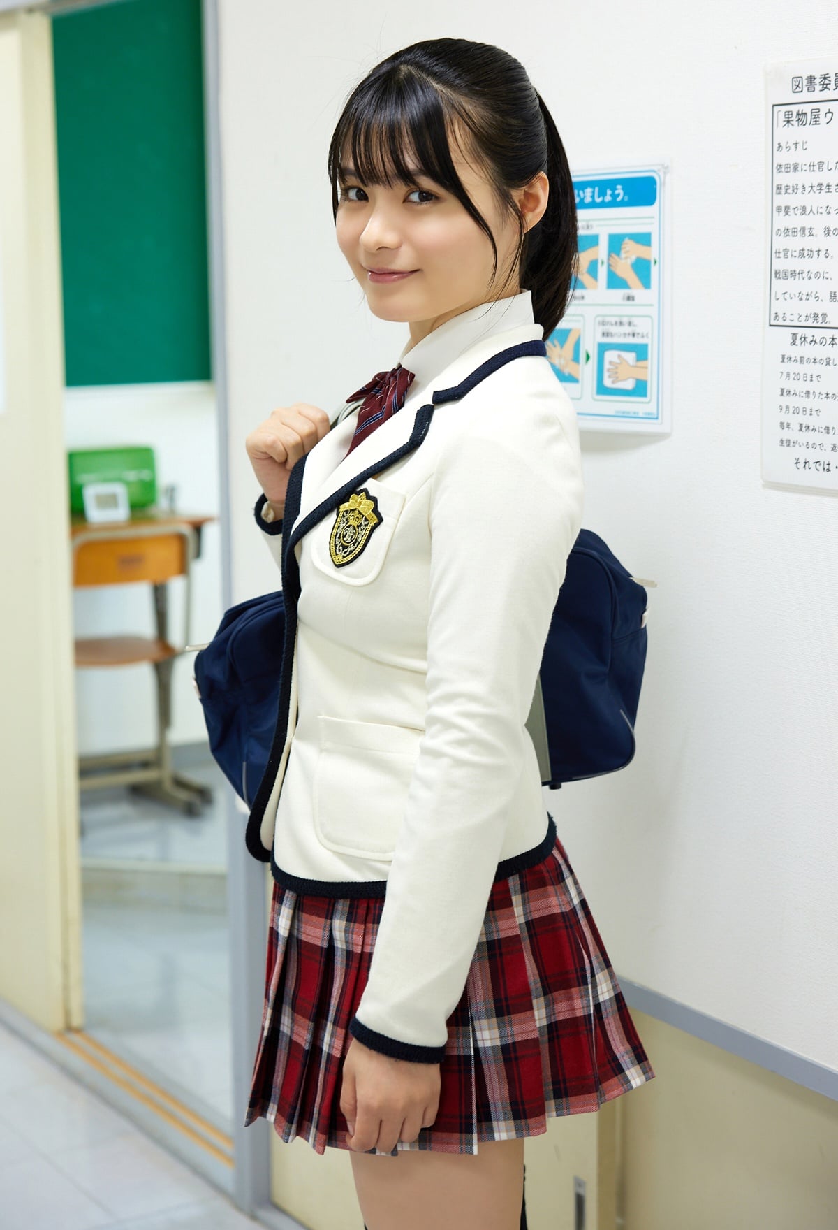 Japanese Idol Mizuki Hoshina Released gravure photo book Everyone has gone home PixiBB (12)